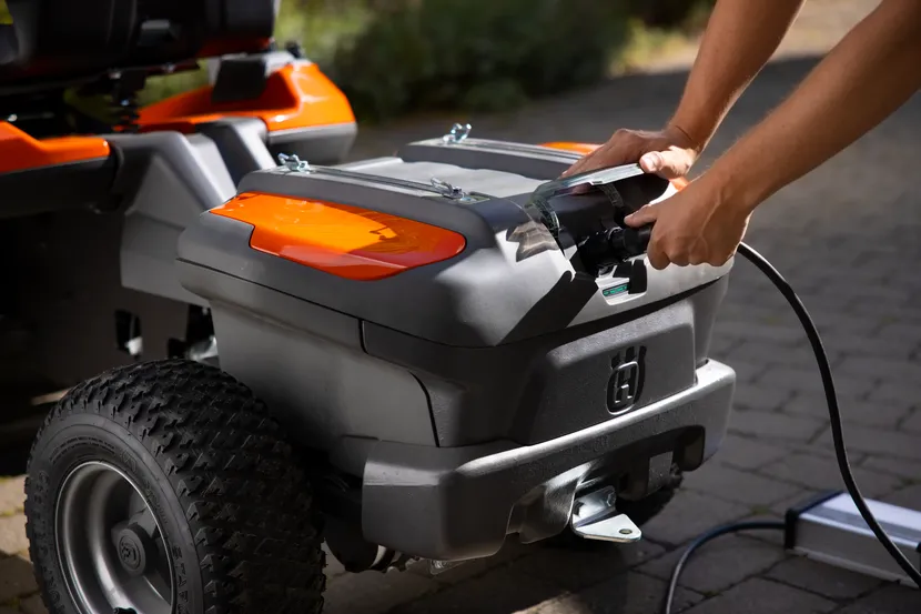 Husqvarna R 200iX AWD Rider zasilany w 100% z akumulatora